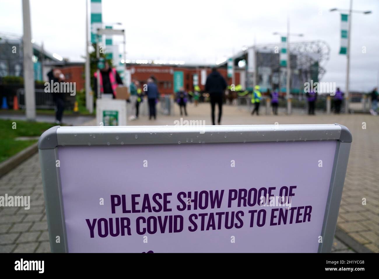 Schilder, auf denen die Zuschauer informiert werden, dass sie ihre Impfpass vorzeigen müssen, um vor dem Spiel der UEFA Europa League Group G im Celtic Park, Glasgow, in den Boden zu gelangen. Bilddatum: Dienstag, 18. Oktober 2021. Stockfoto