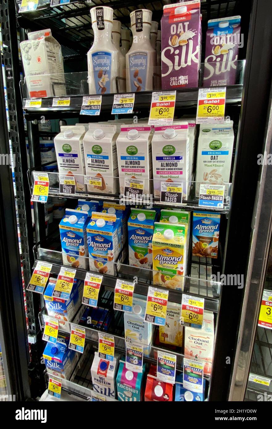 Die Kühltür im Jewel Osco Supermarkt zeigt die Vielfalt der pflanzlichen Milchoptionen. Stockfoto