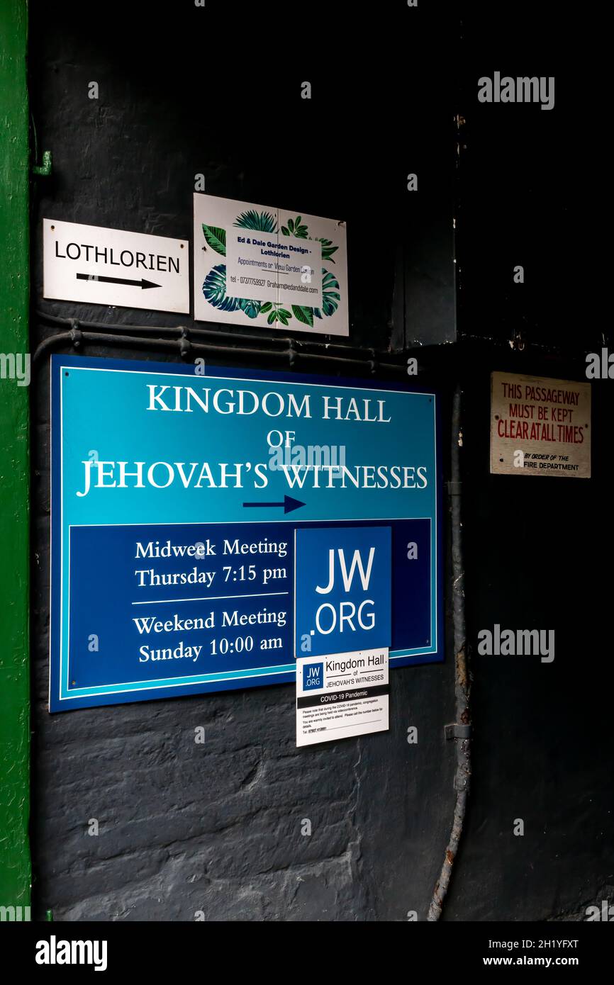 Schilder auf einer Gasse in Kingsbridge, Devon, weisen darauf hin, dass dies die richtige Richtung für Lothlorien und die Königreichshalle der Zeugen Jehovas ist. Stockfoto