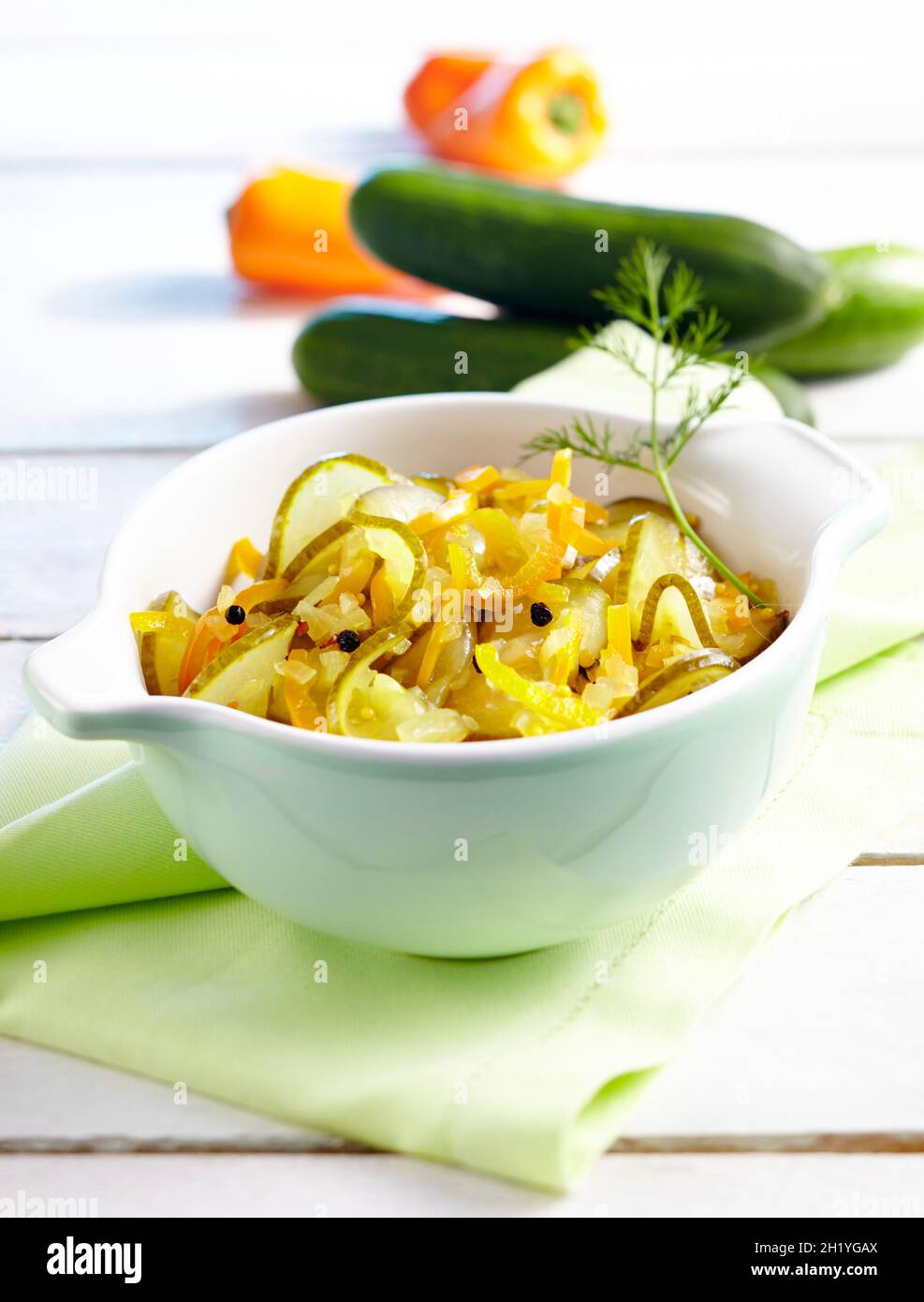 Salat aus Gurken und Pfeffer aus einem Glas Stockfoto