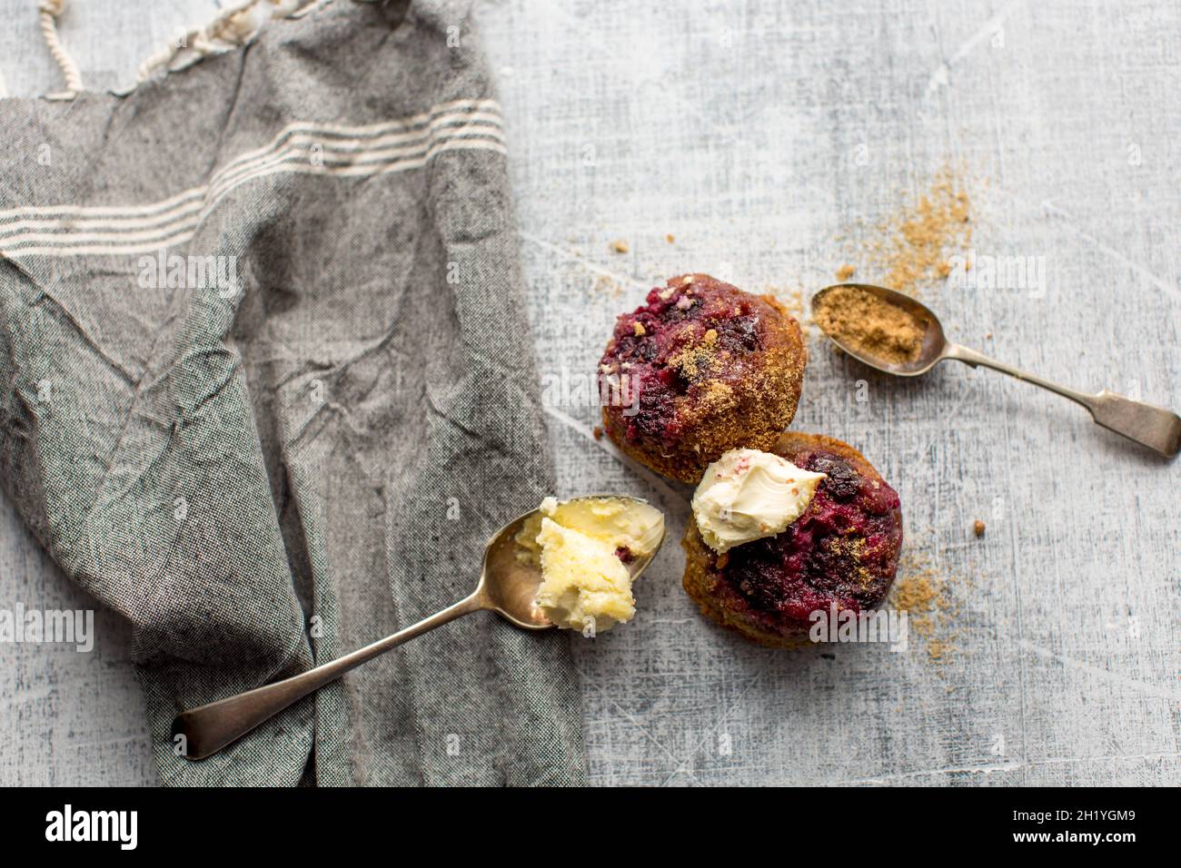 Beerenkrümel-Torten mit gerinnter Creme Stockfoto