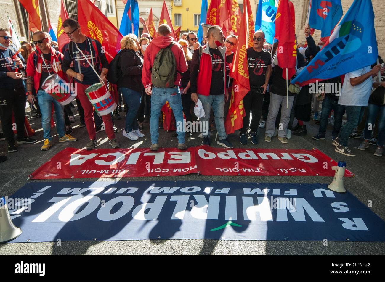 Rom, Italien. 19. Oktober 21: Whirlpool und Elica-Arbeiter unter Mise: 'Lasst uns nicht aufgeben' Kredit: Independent Photo Agency Srl/Alamy Live News Stockfoto