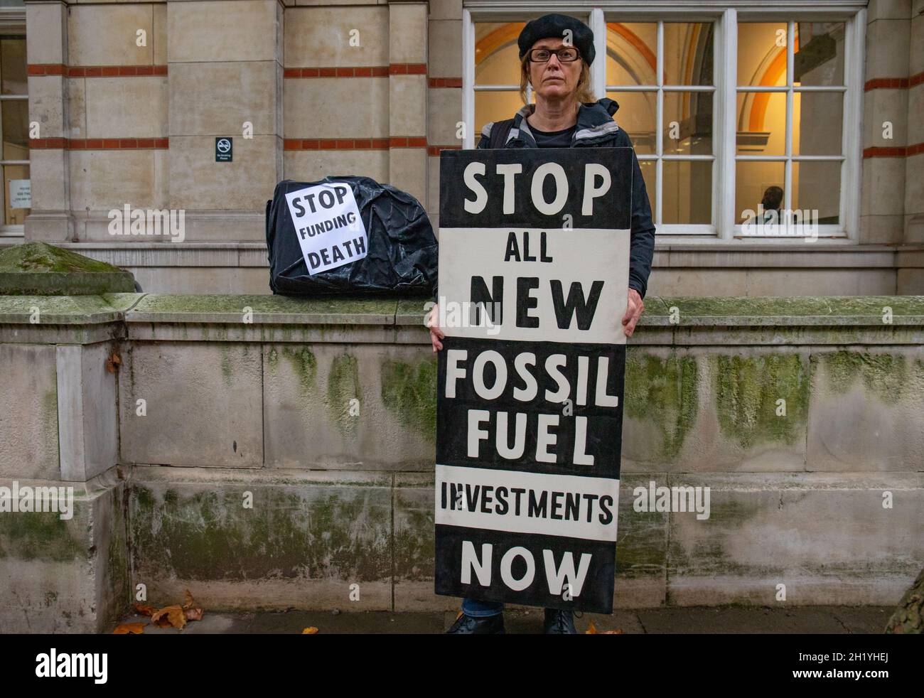 Science Museum, London, England, Großbritannien 19. Oktober 2021 Bankchefs und Regierungsminister nehmen am Green Investment Summit im Science Museum Teil, während eine kleine Anzahl von Aktivisten aus Protest gegen die Teilnahme von Agenturen für fossile Brennstoffe, darunter JP Morgan, Adani und andere, auf der Straße protestieren. Quelle: Denise Laura Baker/Alamy Live News Stockfoto