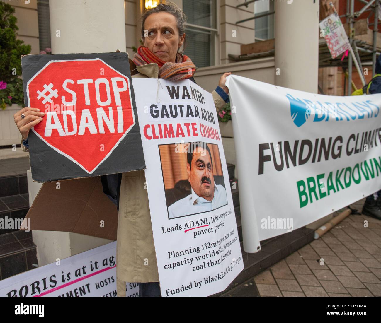 Science Museum, London, England, Großbritannien 19. Oktober 2021 Bankchefs und Regierungsminister nehmen am Green Investment Summit im Science Museum Teil, während eine kleine Anzahl von Aktivisten aus Protest gegen die Teilnahme von Agenturen für fossile Brennstoffe, darunter JP Morgan, Adani und andere, auf der Straße protestieren. Quelle: Denise Laura Baker/Alamy Live News Stockfoto