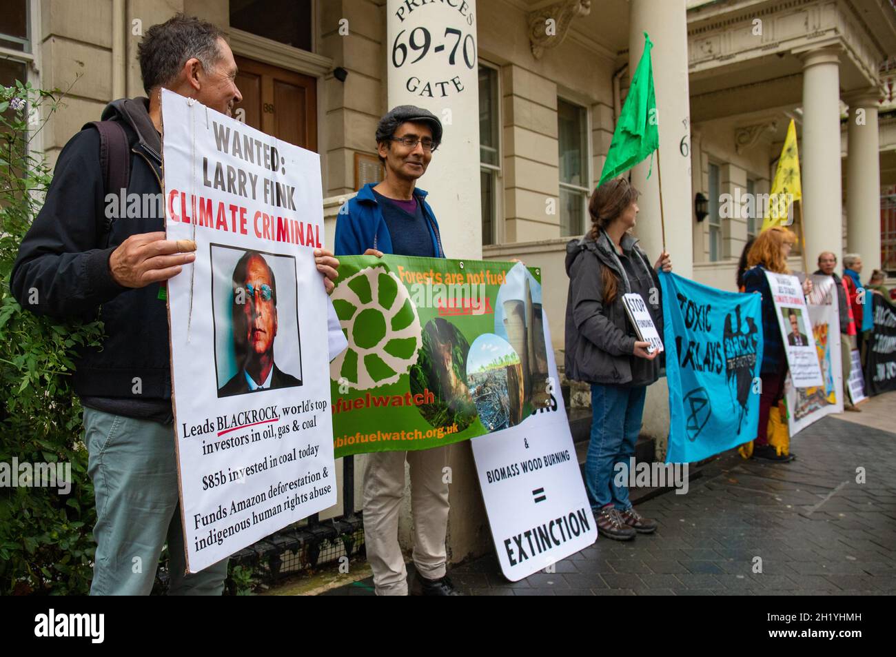 Science Museum, London, England, Großbritannien 19. Oktober 2021 Bankchefs und Regierungsminister nehmen am Green Investment Summit im Science Museum Teil, während eine kleine Anzahl von Aktivisten aus Protest gegen die Teilnahme von Agenturen für fossile Brennstoffe, darunter JP Morgan, Adani und andere, auf der Straße protestieren. Quelle: Denise Laura Baker/Alamy Live News Stockfoto