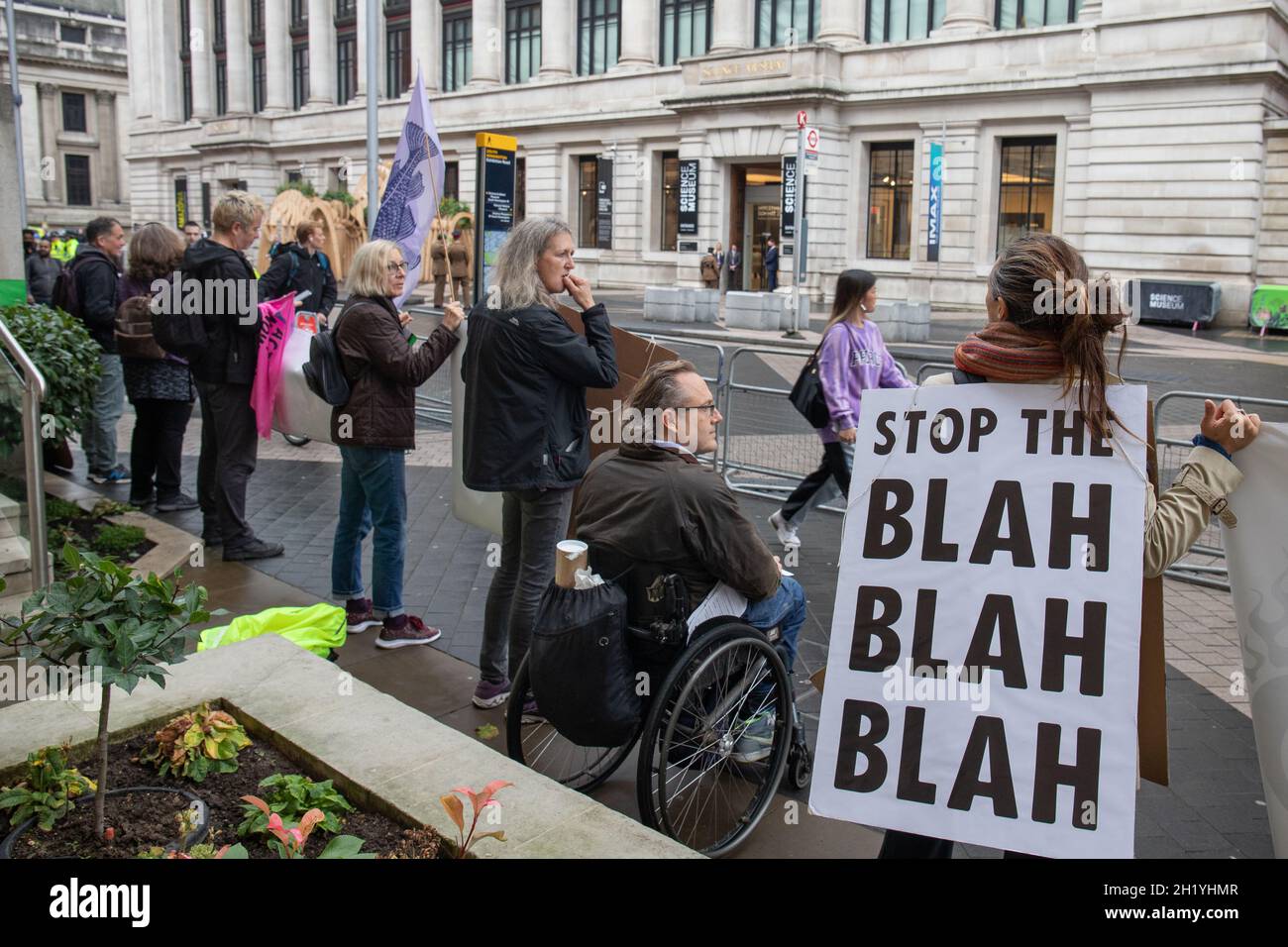 Science Museum, London, England, Großbritannien 19. Oktober 2021 Bankchefs und Regierungsminister nehmen am Green Investment Summit im Science Museum Teil, während eine kleine Anzahl von Aktivisten aus Protest gegen die Teilnahme von Agenturen für fossile Brennstoffe, darunter JP Morgan, Adani und andere, auf der Straße protestieren. Quelle: Denise Laura Baker/Alamy Live News Stockfoto