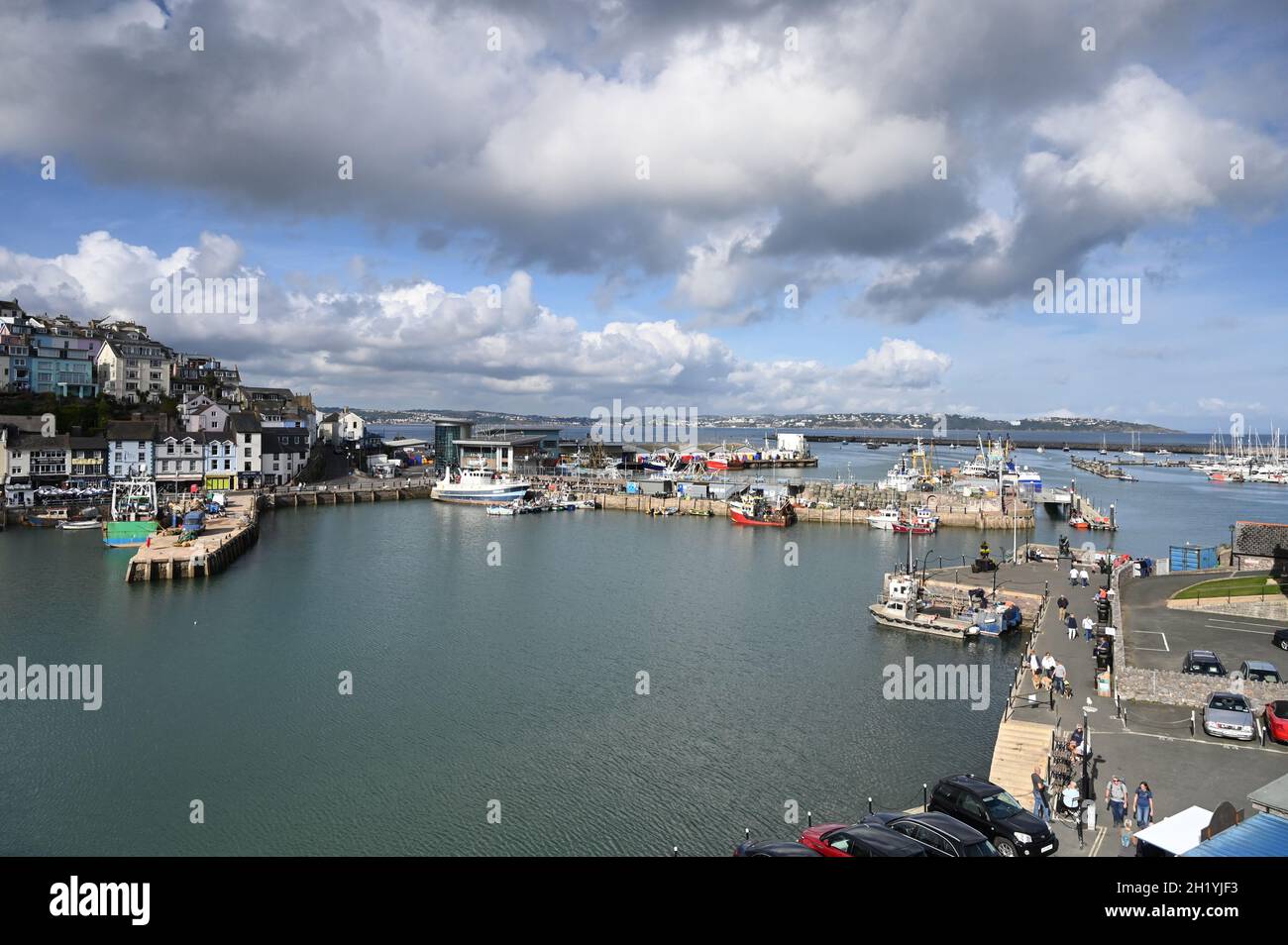 Brixham, Großbritannien - 16. Oktober 2021: Brixham ist ein kleines Fischerdorf an der englischen Riviera und im Sommer ein Touristenmagnet. Stockfoto
