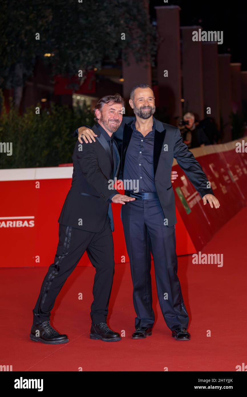 ROM, ITALIEN - 16. OKTOBER: Benny Benassi und Fabio Volo besuchen den roten Teppich des Films 'Benny Benassi - Equilibrio' während des 16. Rome Film Fest 2021 am 16. Oktober 2021 in Rom, Italien. Stockfoto