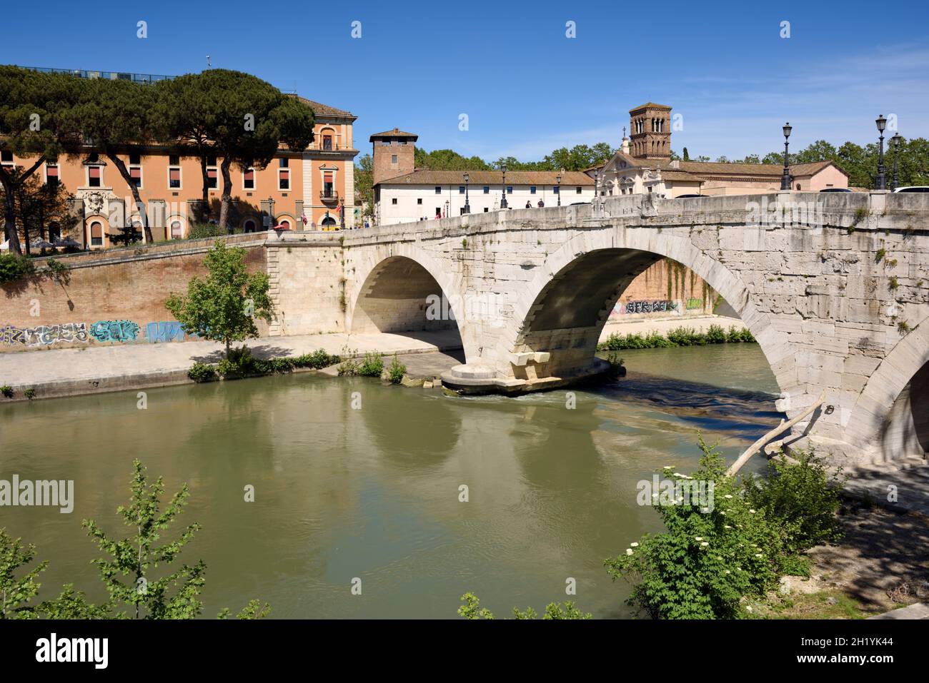 Italien, Rom, Tiber, Isola Tiberina, Pons Cestius, Ponte Cestio, alte römische Brücke Stockfoto