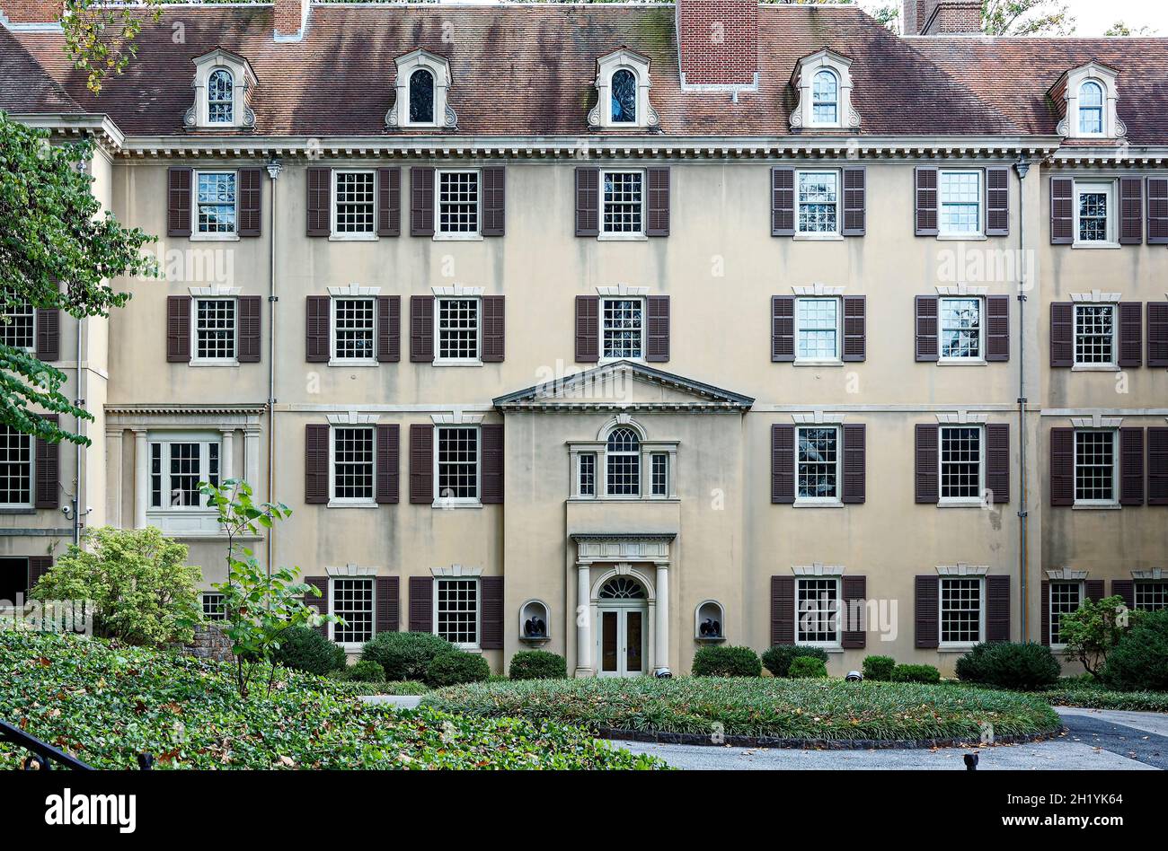 Teil des Herrenhauses, 1837, cremefarbener Stuck, braune Fensterläden, viele Fenster, Kreisförmige Schottereinfahrt, dekorativer Eingang, Winterthur Museum & Garten, Winte Stockfoto