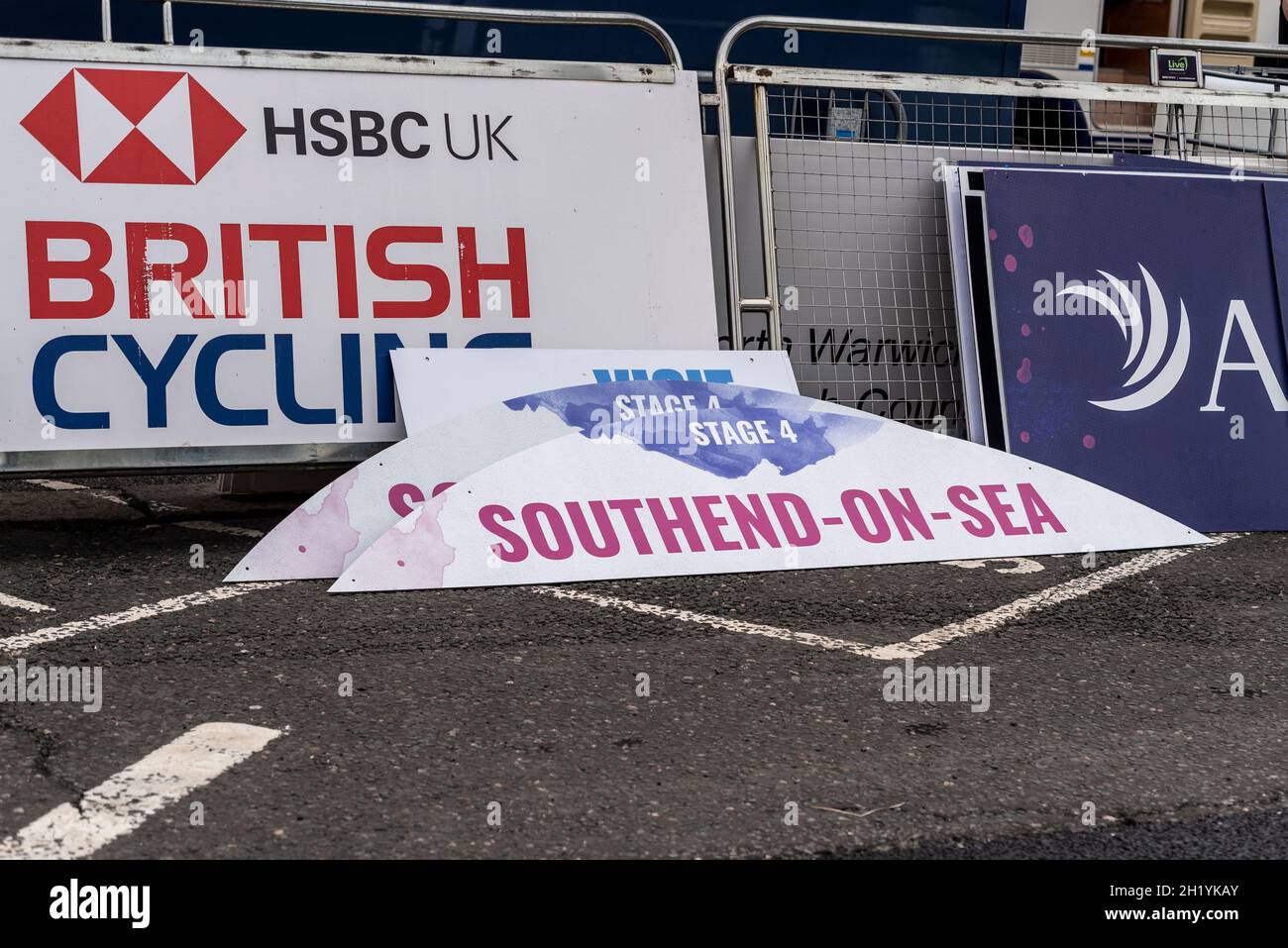 Abbau der temporären Strukturen beim Radrennen der AJ Bell Women's Tour, vierte Etappe, Southend on Sea, Essex, Großbritannien. Schilder auf dem Boden Stockfoto