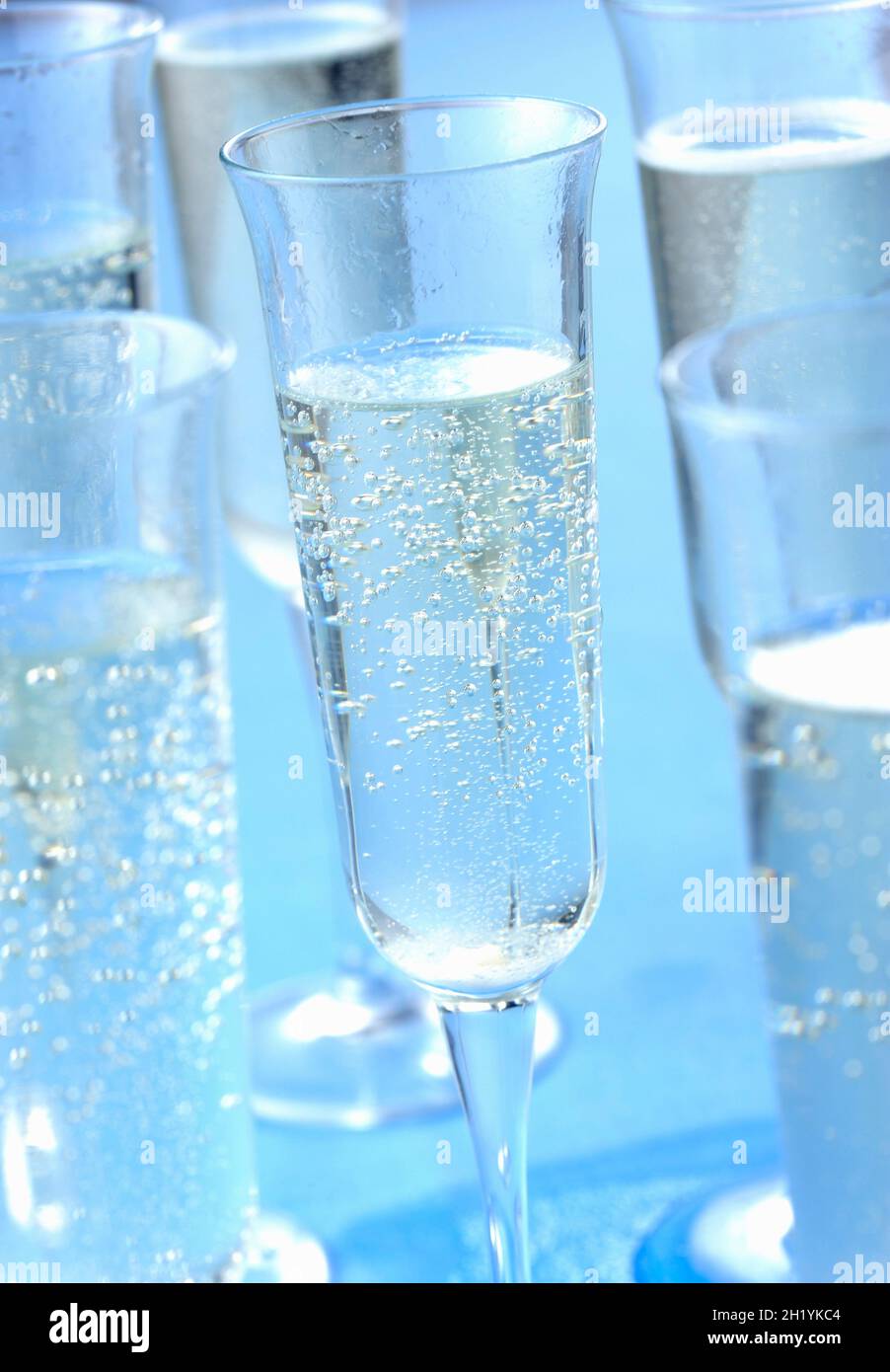 Champagner Gläser auf eine blaue Fläche Stockfoto
