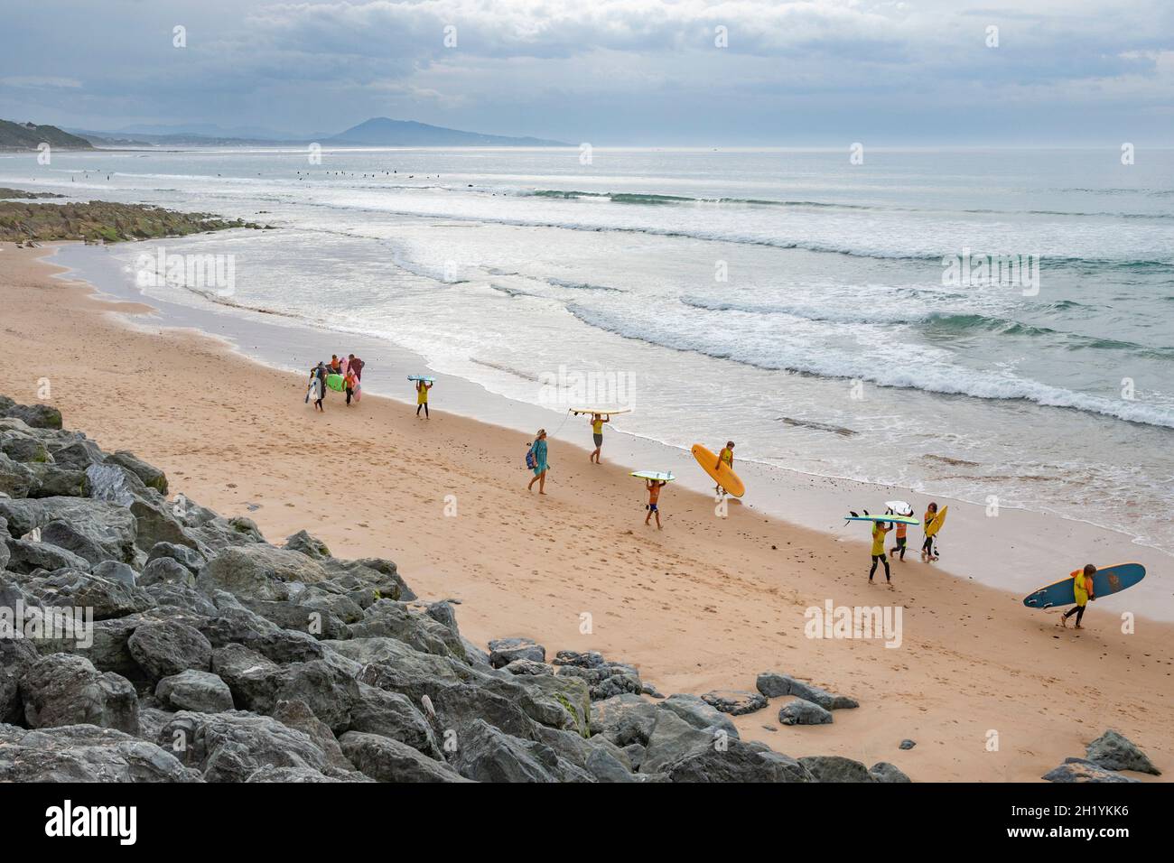 Der Hauptstrand von Bidart - Plage centrale oder grande Place - ist ein beliebter Ort für Surfer und wird von Kliffs begrenzt, die sich entlang der Atlantikküste erstrecken Stockfoto