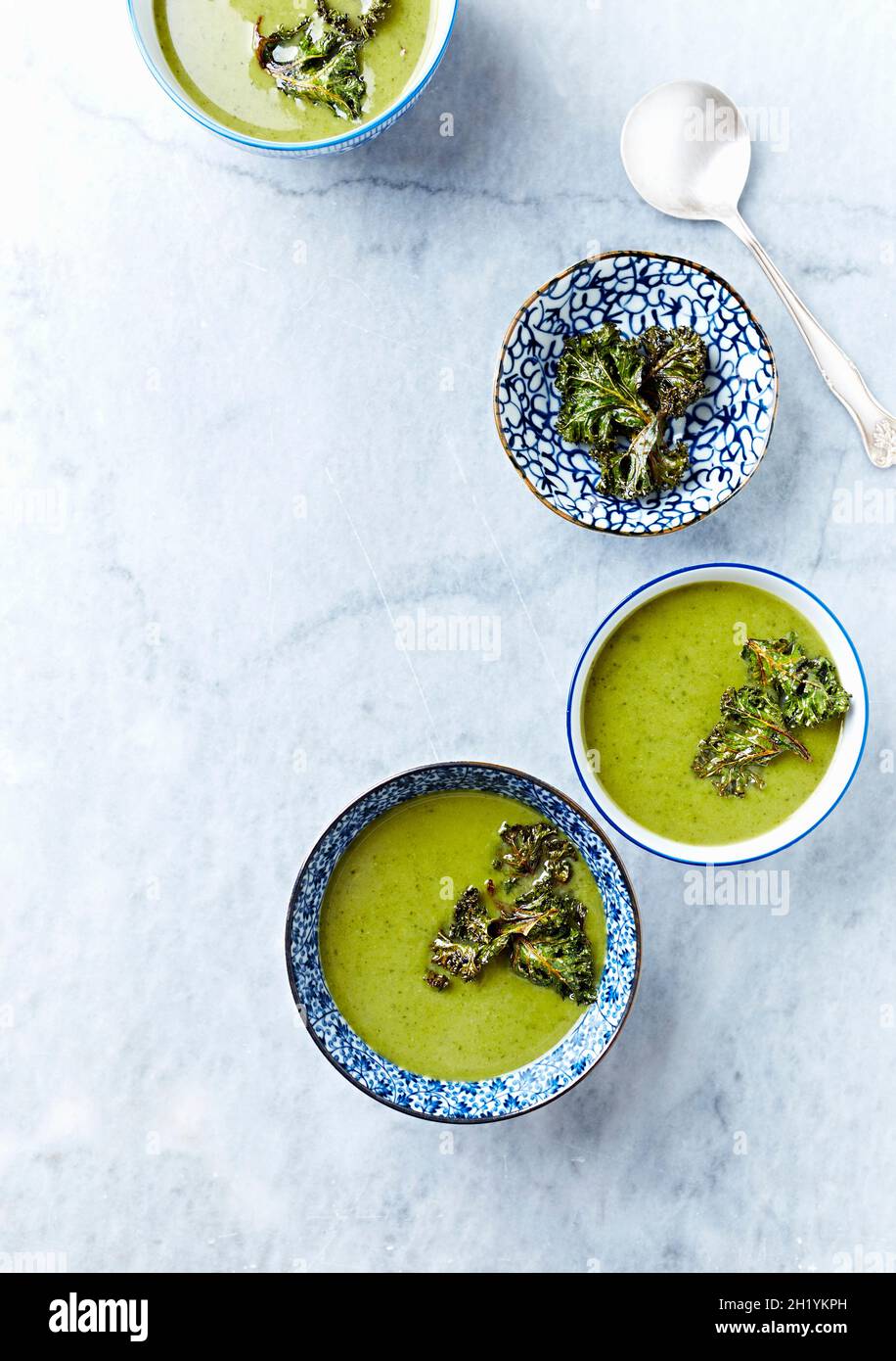 Creme aus veganer Kohl-Brokkoli-Suppe mit Grünkieselchips. Von oben gesehen Stockfoto