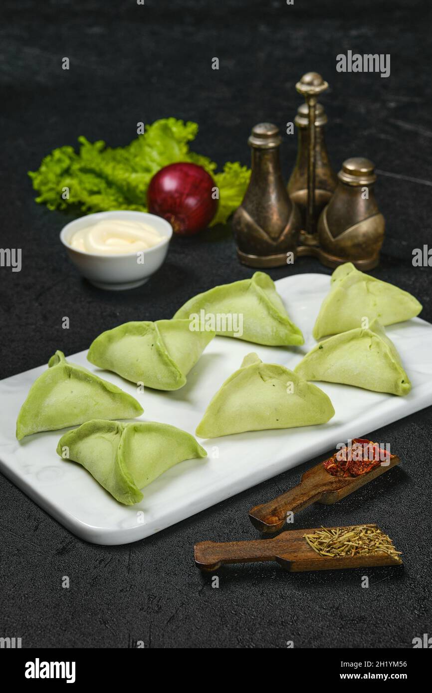 Gefrorene Knödel mit Spinat Stockfoto