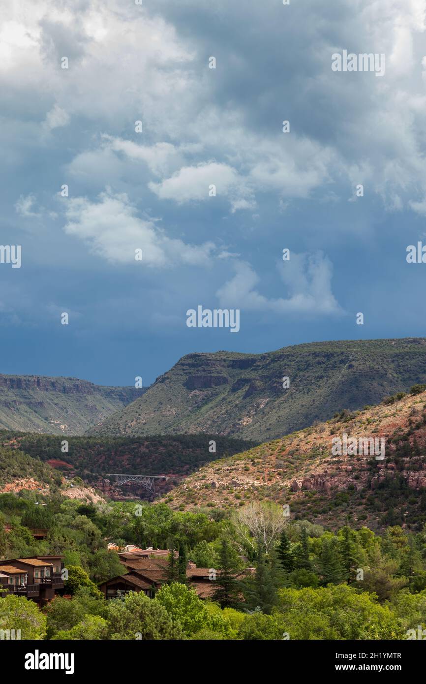 SEDONA, ARIZONA, USA - JULI 30 : Sturm nähert sich über Ferienchalets in der Nähe von Sedona, Arizona, USA am 30. Juli 2011 Stockfoto