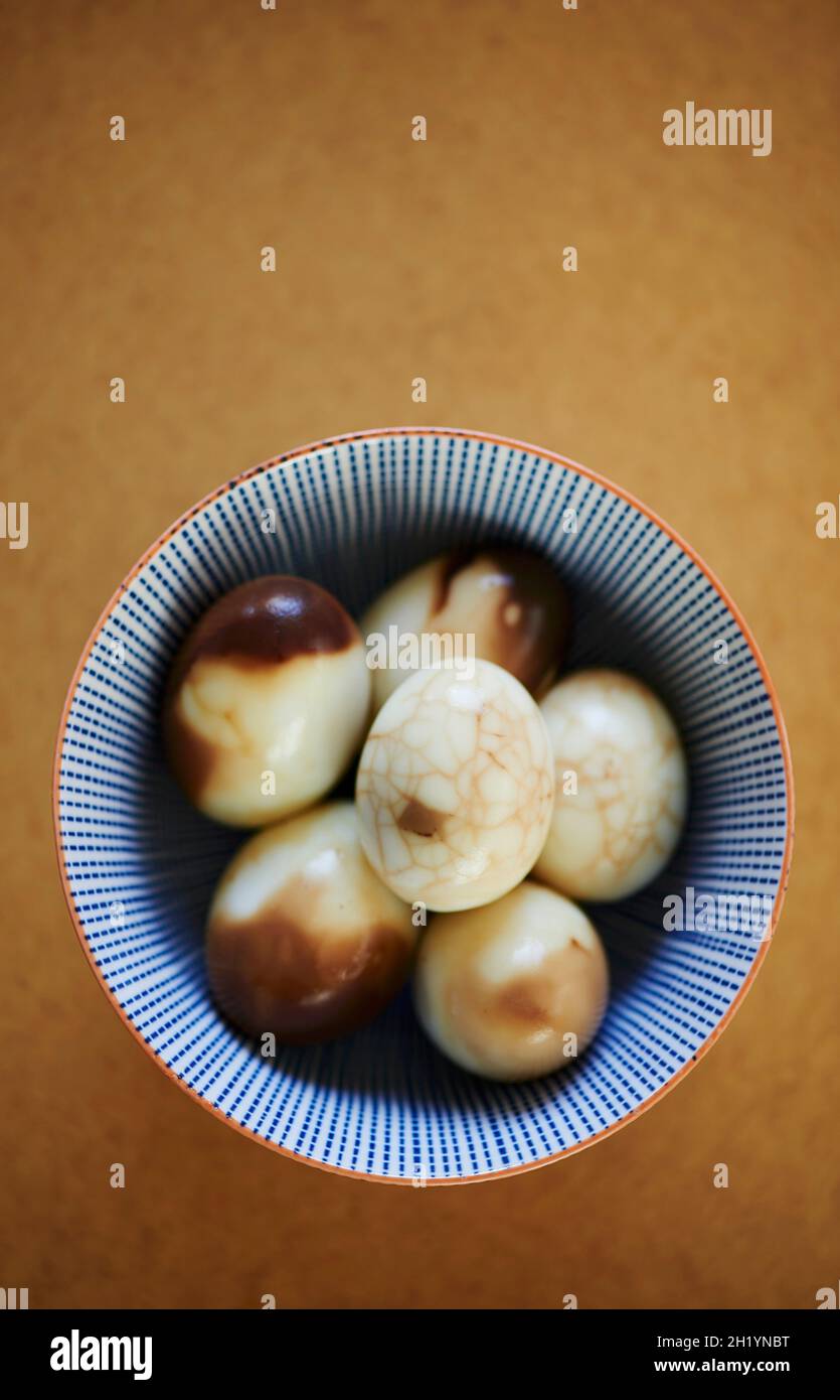 Hart gekochte Eier mit Tee gefärbt (geschält) Stockfoto