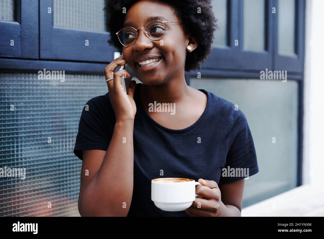 Ich werde Ihnen in der Zwischenzeit einen Kaffee bestellen Stockfoto