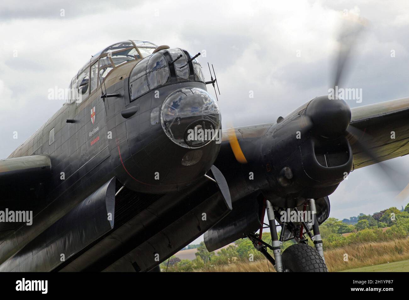 Schlacht von Großbritannien, Gedenkflug Lancaster Bomber führt Motorkontrollen am Duxford Airfield, Cambridgeshire, durch Stockfoto