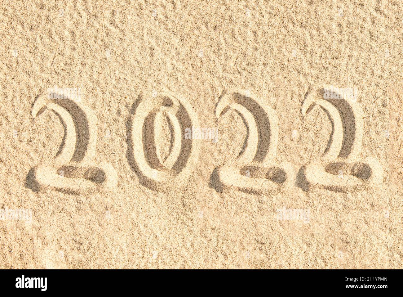 2022 im Sand eines Strandes geschrieben, Grußkarte über Neujahr Stockfoto