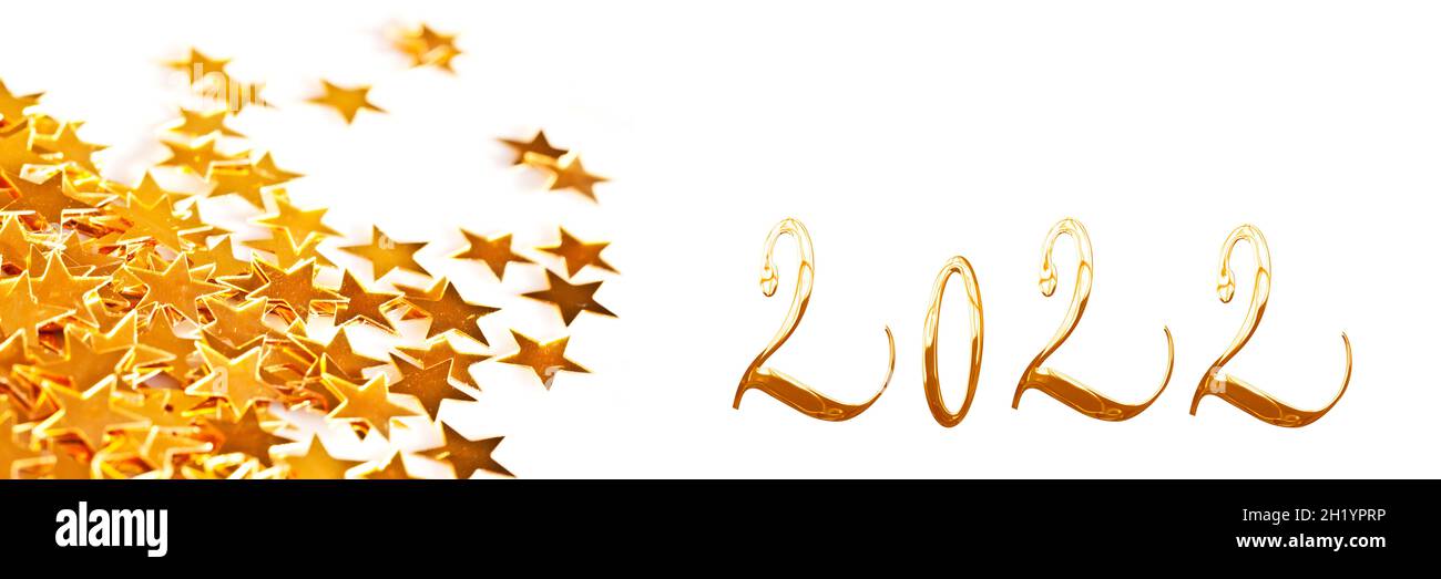 Goldene Zahlen 2022 mit weihnachtlichen Tischornamenten auf weißem Panorama-Hintergrund, Neujahr Webbanner Stockfoto