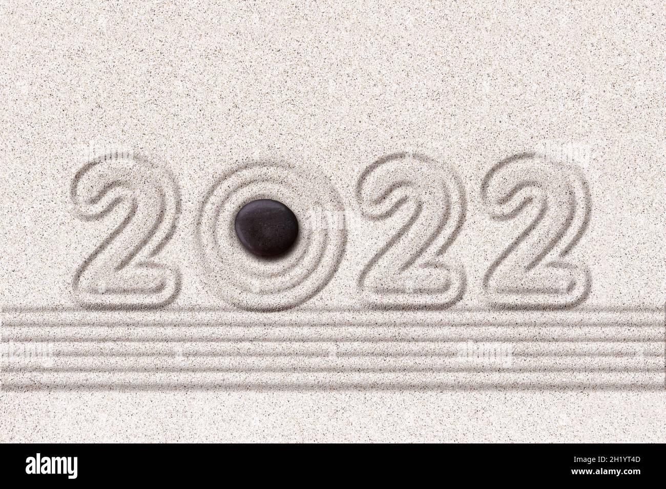 2022 wrtet mit geracktem Sand in einem japanischen Garten, Zen-Grußkarte Stockfoto
