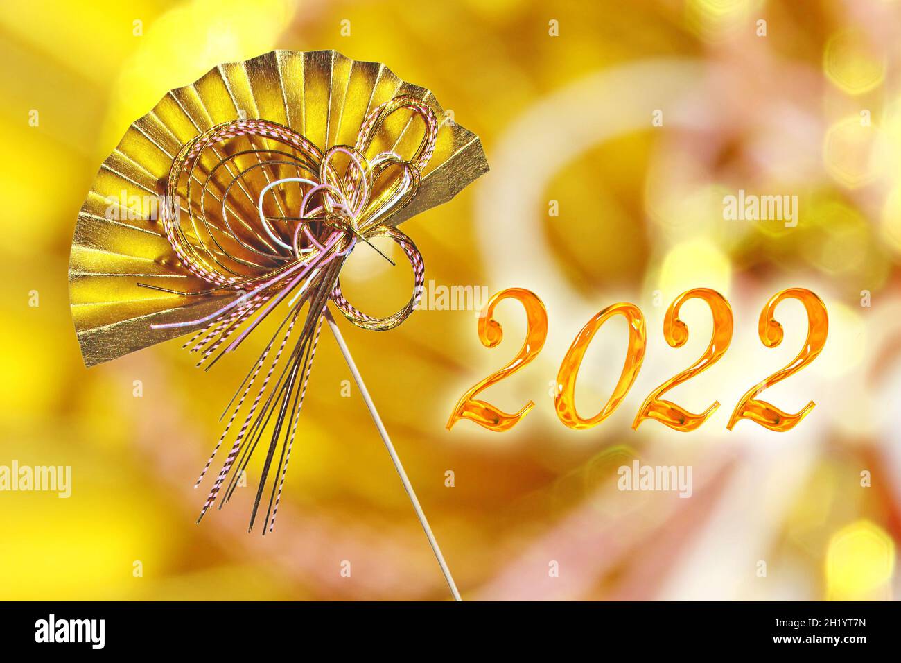 2022 goldene Zahlen und eine japanische traditionelle goldene Fanornamente, asiatische Neujahr-Karte Stockfoto