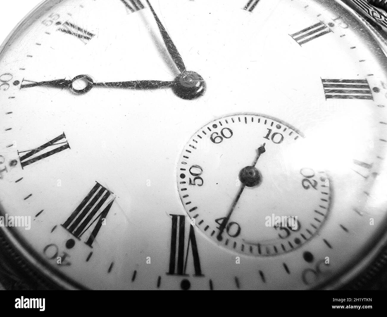 Nahaufnahme einer alten Taschenuhr in Eisenbahnqualität. Stockfoto