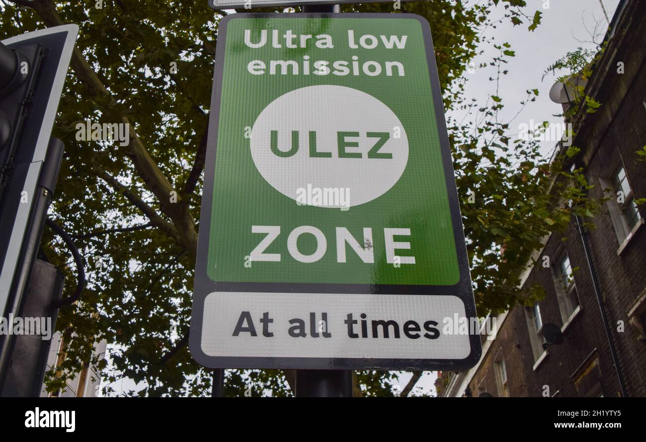 London, Großbritannien. Oktober 2021. ULEZ Straßenschild in Central London. Die Ultra Low Emission Zone (ULEZ) der Hauptstadt wird am 25. Oktober erweitert. Kredit: Vuk Valcic / Alamy Live Nachrichten Stockfoto