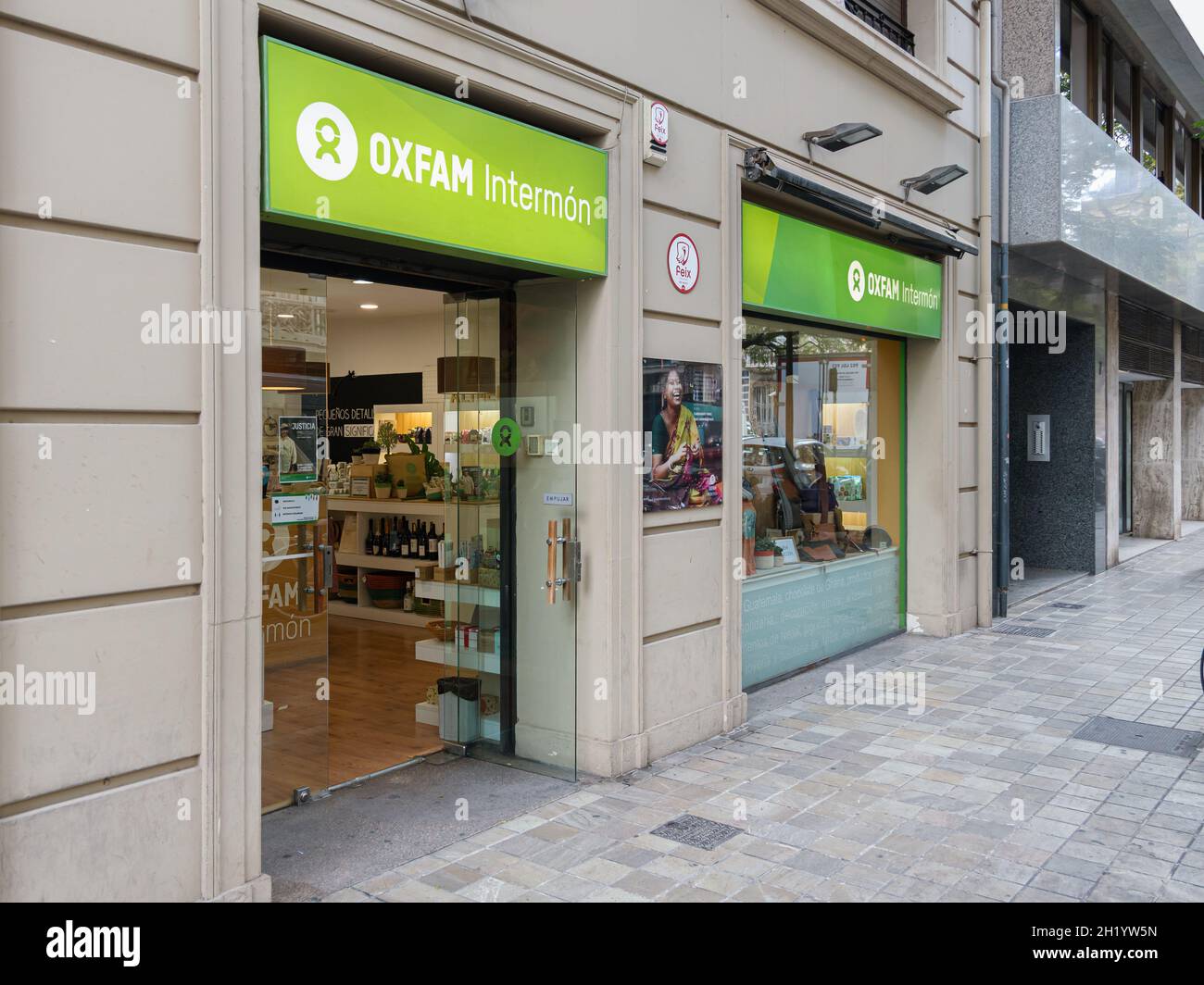 VALENCIA, SPANIEN - 14. OKTOBER 2021: Oxfam ist ein Zusammenschluss von 20 unabhängigen Wohltätigkeitsorganisationen, die sich auf die Linderung der weltweiten Armut konzentrieren Stockfoto