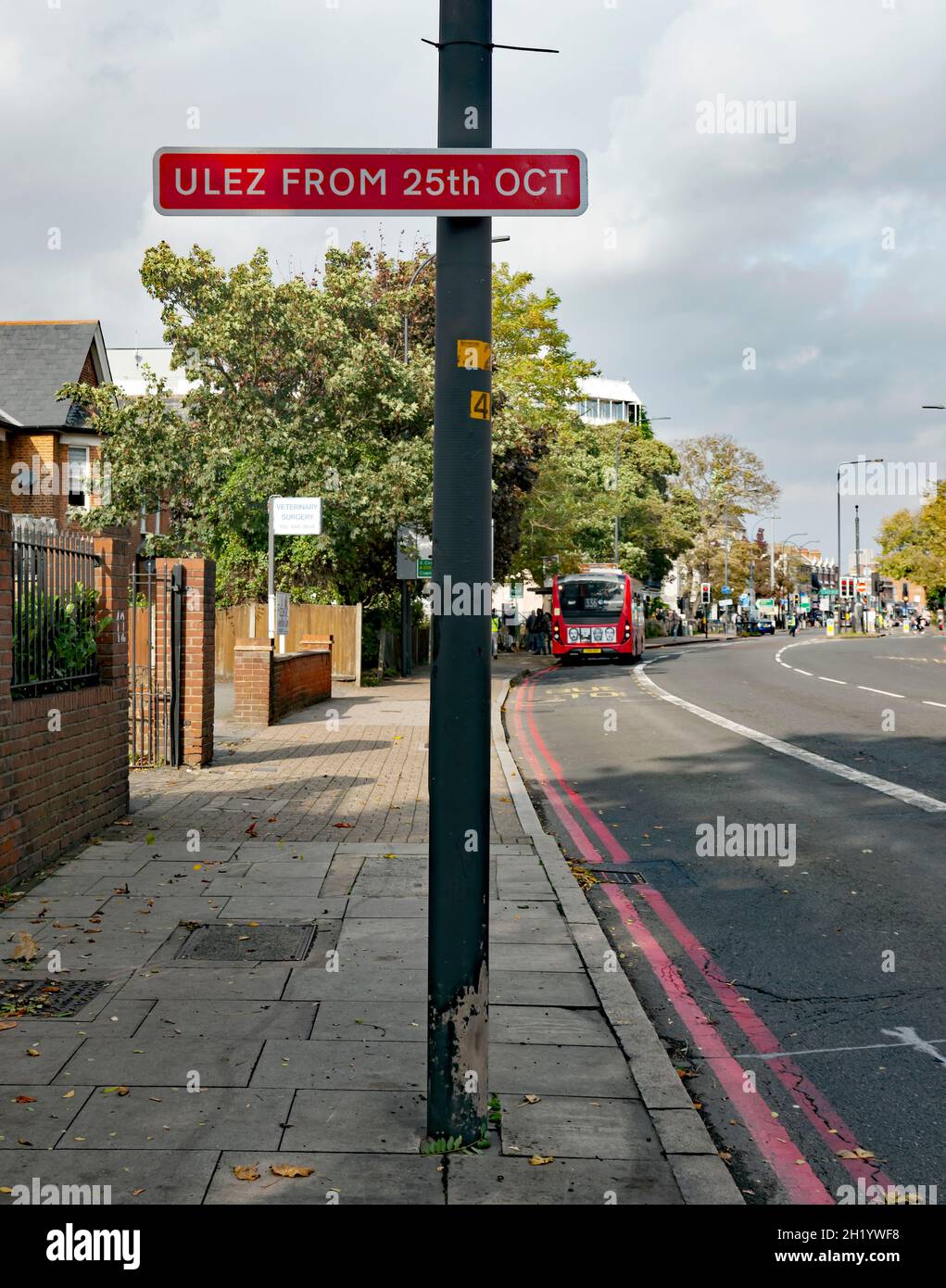 Ein Schild an der Bromley Road Lewisham warnt davor, dass die Zone mit extrem niedrigen Emissionsgrenzen auf das Gebiet von Inner London innerhalb der N- und S-Ringstraßen ausgeweitet wird Stockfoto
