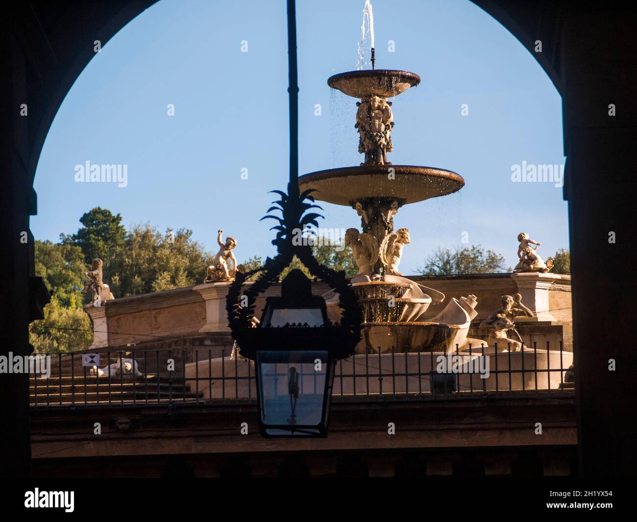 Carciofo brunnen Fotos und Bildmaterial in hoher Auflösung Alamy
