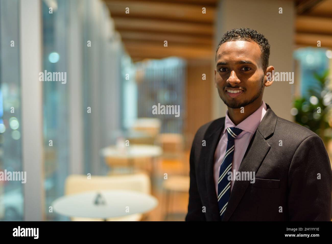 Porträt eines professionellen jungen afrikanischen Geschäftsmannes Stockfoto