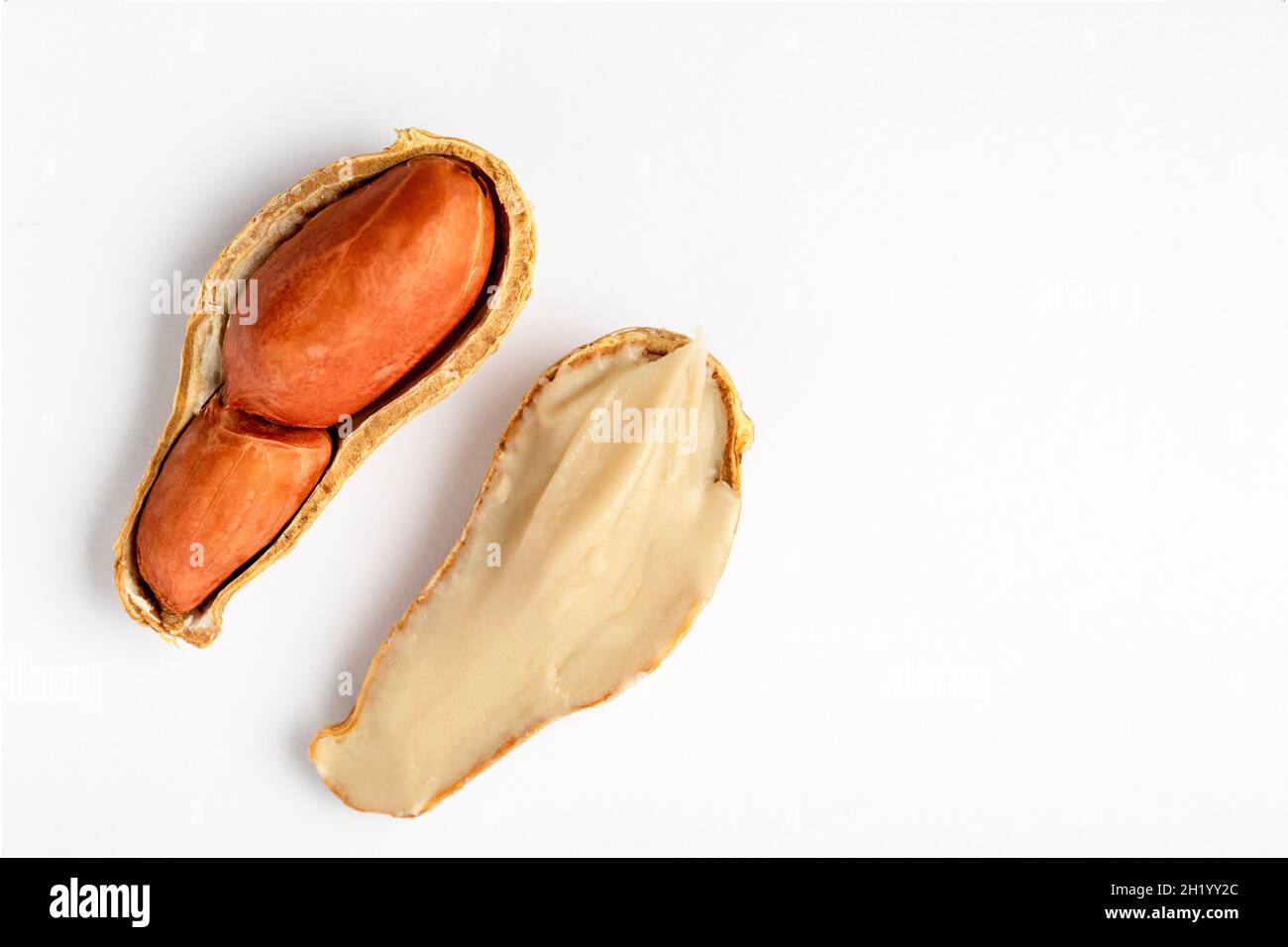 Erdnussbutter und Erdnussbohne auf isoliertem Hintergrund. Stockfoto