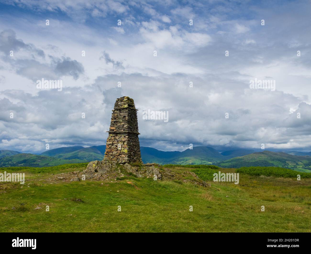 Das Denkmal auf dem Gipfel der Latterbarrow oberhalb von Hawkshead in Cumbria Stockfoto