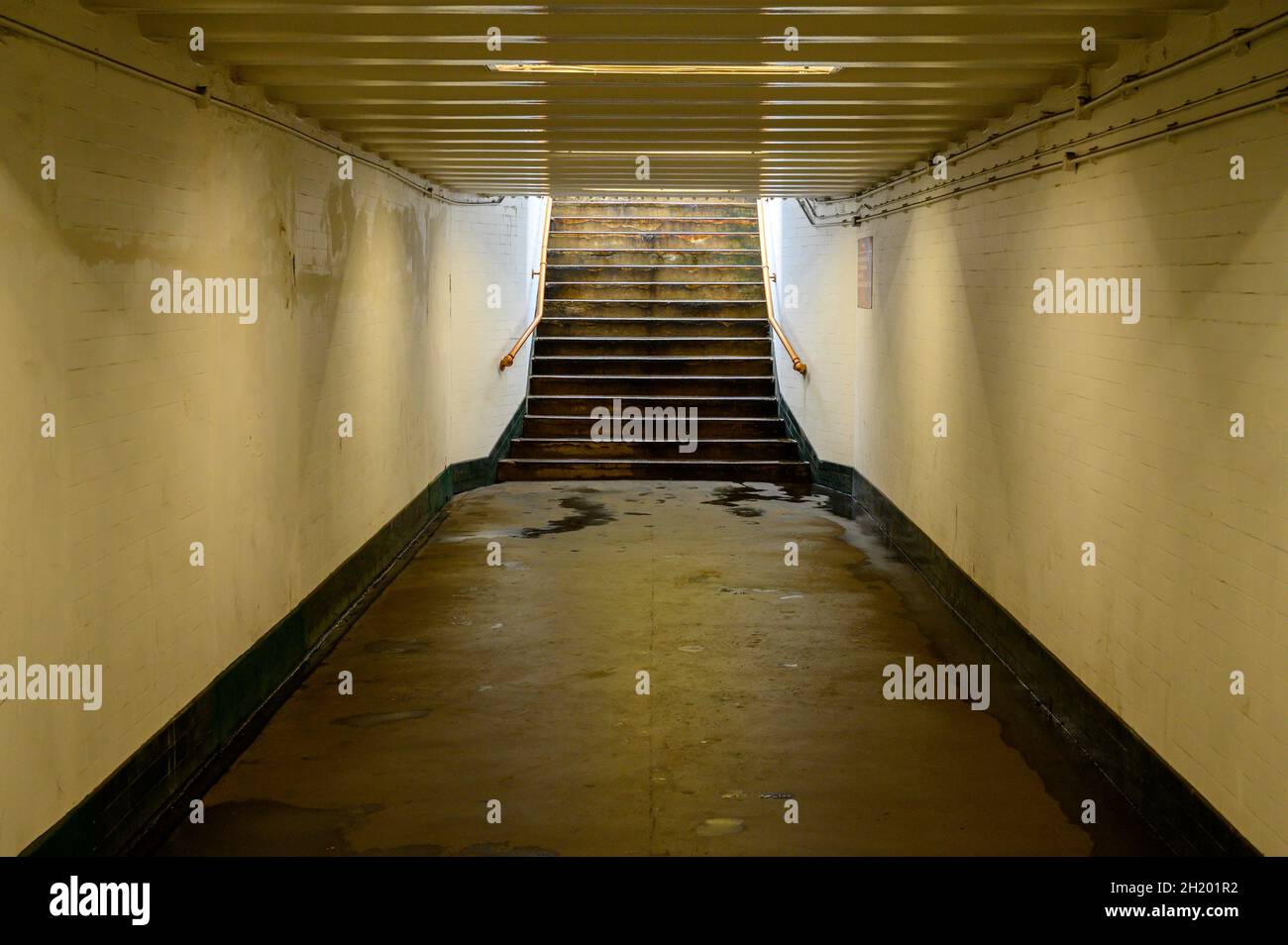 Eine leere U-Bahn mit Treppen, die in die Straßenebene in der Nähe der Mansion House U-Bahn-Station, London, England, führen. Stockfoto