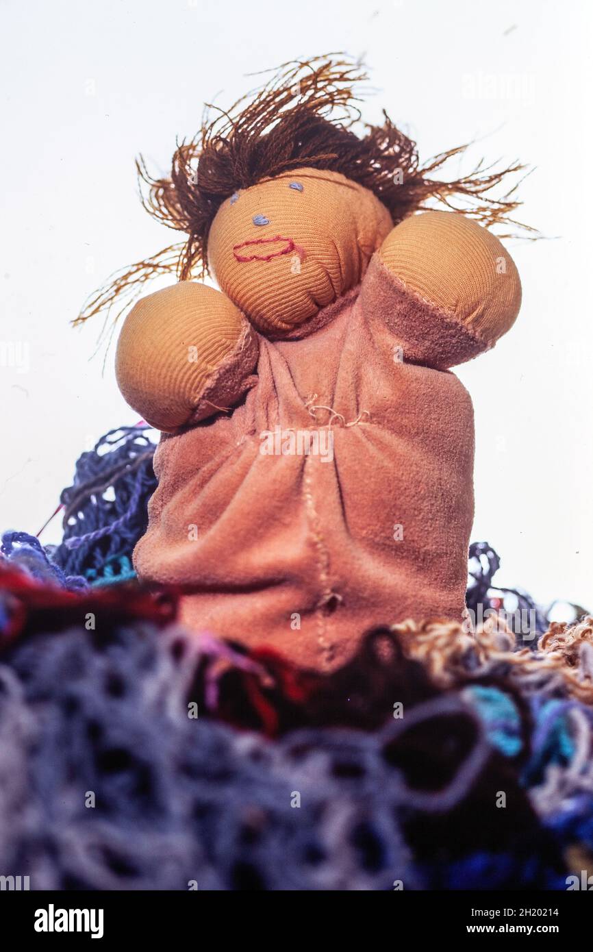 Nahaufnahme von gestrickten Stoffpuppe Plüschtier für ein Kind. Foto Bo Arrhed Stockfoto