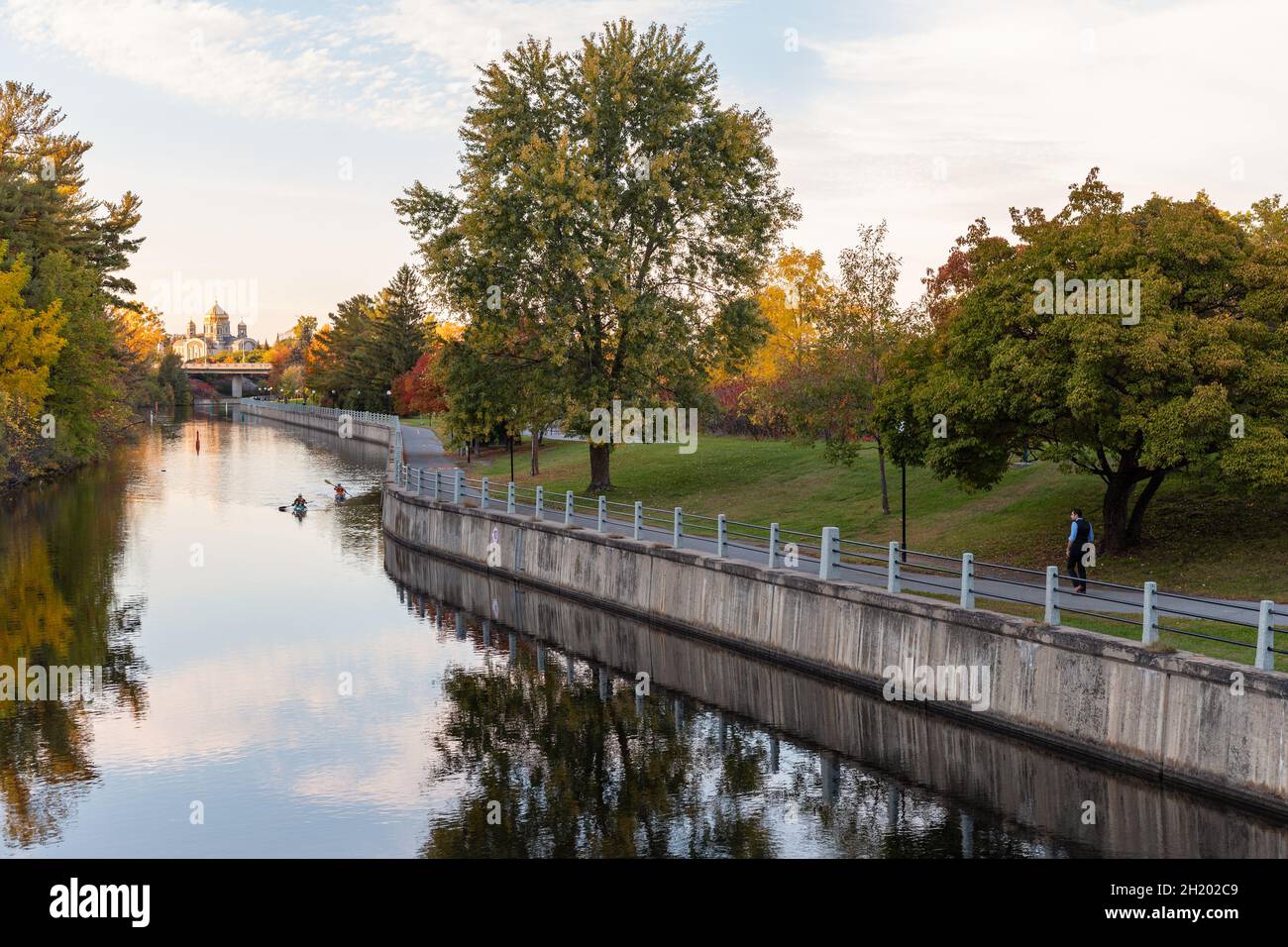 Rideau Canal, Hog's Back Locks in Ottawa, Kanada. Herbstsaison im Park mit Pfad entlang des Flusses Stockfoto