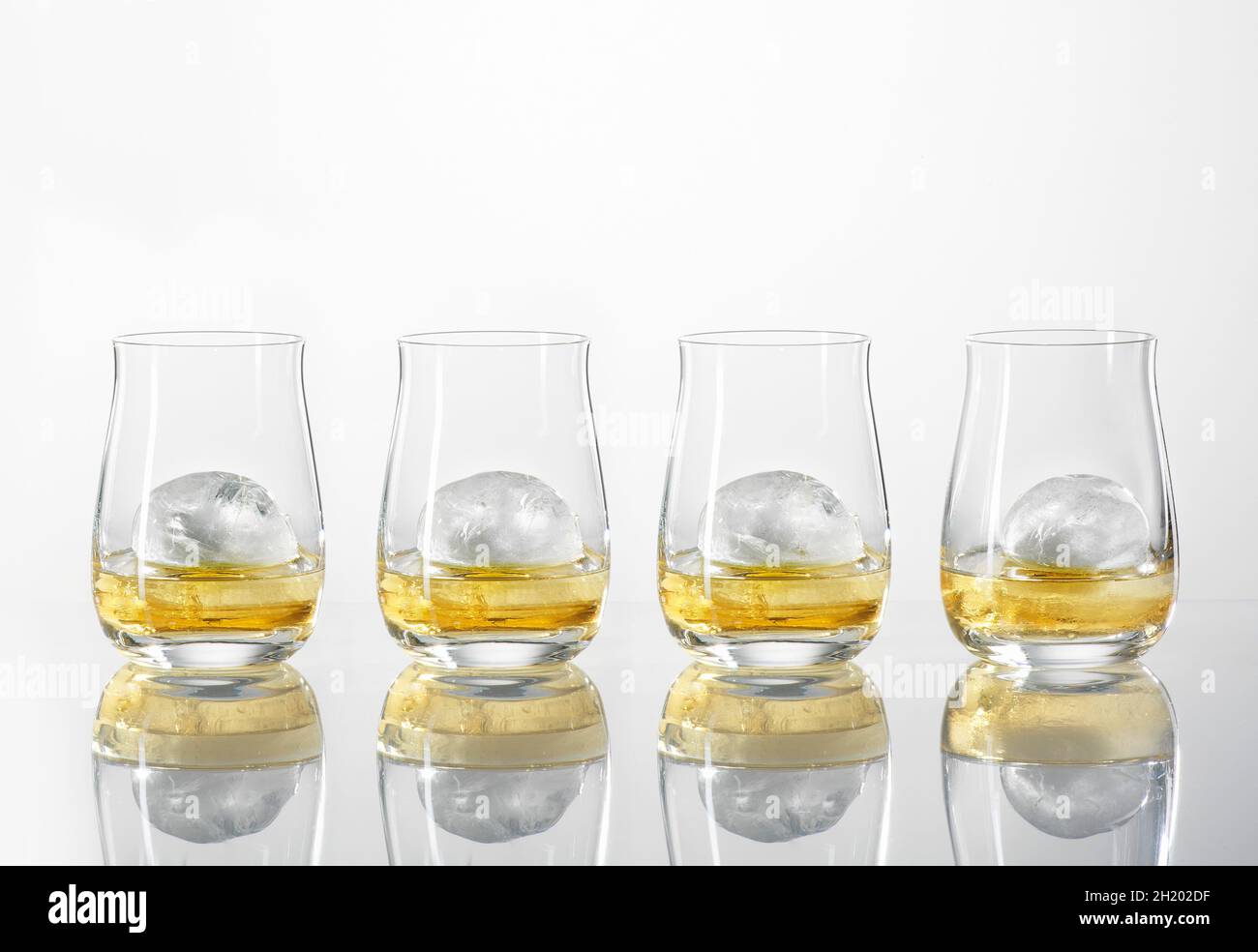 Vier Gläser Whiskey mit Eiswürfeln Stockfoto