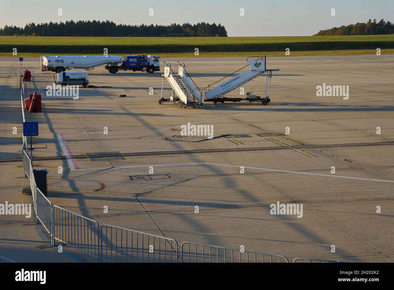 Hahn, Deutschland. Oktober 2021. Auf dem Vorfeld des ehemaligen amerikanischen Militärflughafens Hahn in Hunsrück, der heute für zivile Zwecke genutzt wird, stehen Passagiertreppen und ein Tankwagen bereit. Die Flughafen Frankfurt-Hahn GmbH reicht Insolvenzanmeldungen ein.auf dem Vorfeld des ehemaligen amerikanischen Militärflughafens Hahn in Hunsrück, der nun für zivile Zwecke genutzt wird, stehen Passagiertreppen und ein Tankwagen bereit. Frankfurt-Hahn Airport GmbH beantragt Insolvenz. Quelle: Thomas Frey/dpa/Alamy Live News Stockfoto