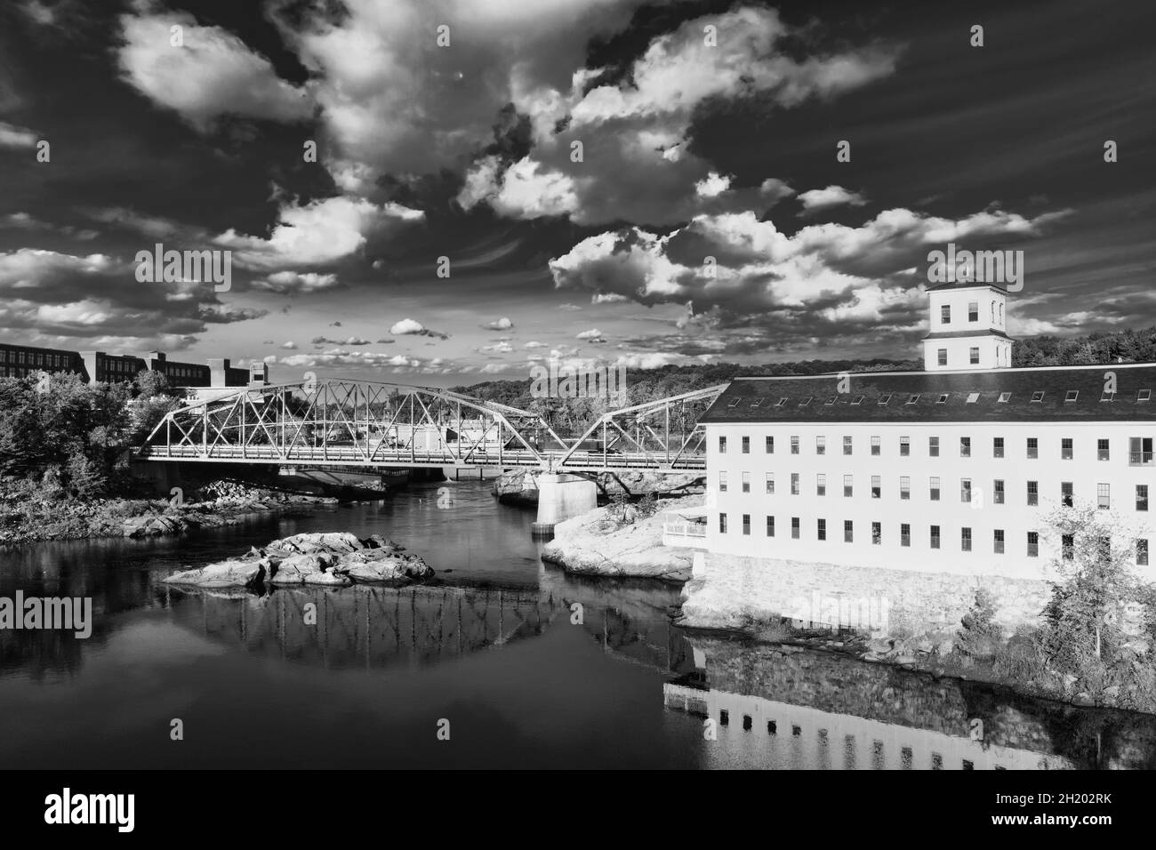 Die Bowdoin Paper Manufacturing Company ist ein historisches Mühlengebäude in Topsham, Maine. Die Mühle wurde in das National Register of Historic aufgenommen Stockfoto