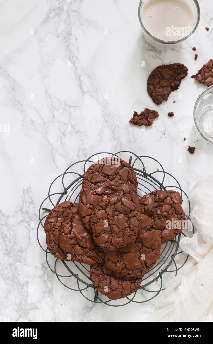 Brownie Cookies auf eine Kühlung Rack Stockfoto