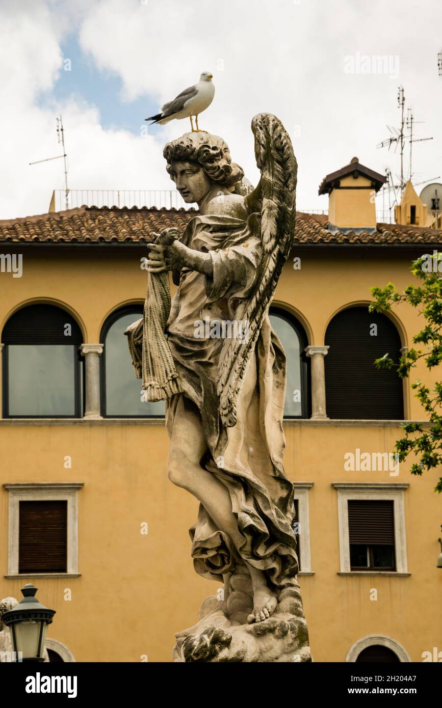 Barocker Engel mit der Geißel von Lazzaro Morelli auf der Brücke der Engel in Rom, Italien. Stockfoto