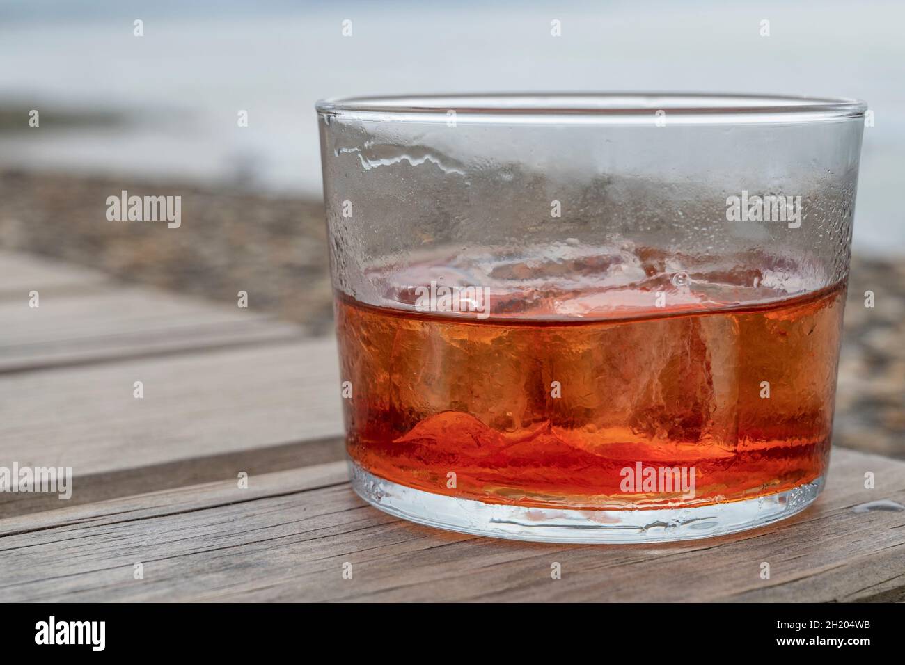 Pacharán (im Baskischen Patxaran genannt) ist ein Likör aus Schlehdorn- oder Schlehenbuschbeeren. Stockfoto