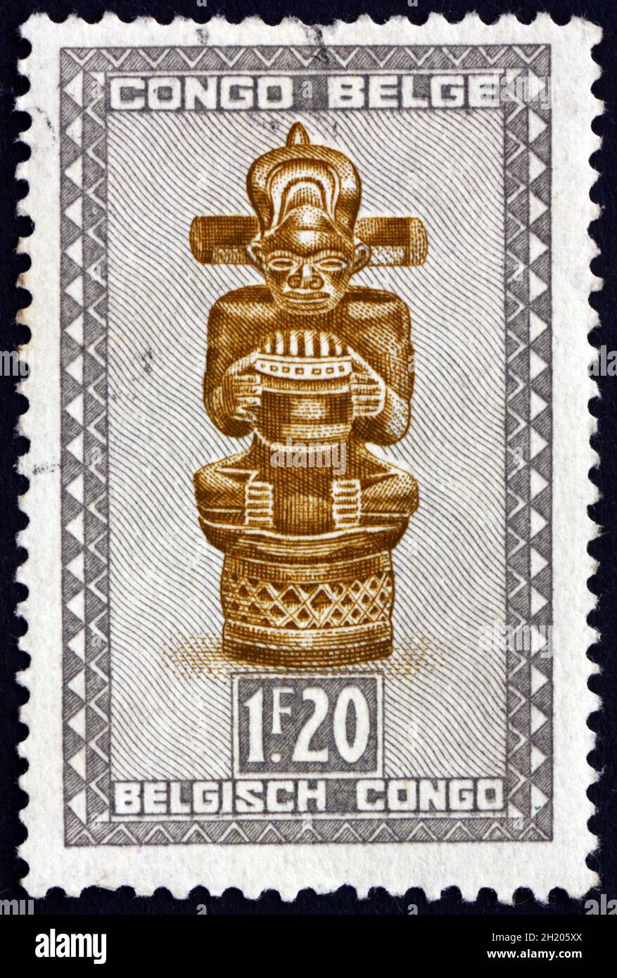 BELGISCHER KONGO - UM 1950: Eine in Belgisch-Kongo gedruckte Marke zeigt Tsimanyi, ein Idol, geschnitzte Figur des Baluba-Stammes, um 1950 Stockfoto