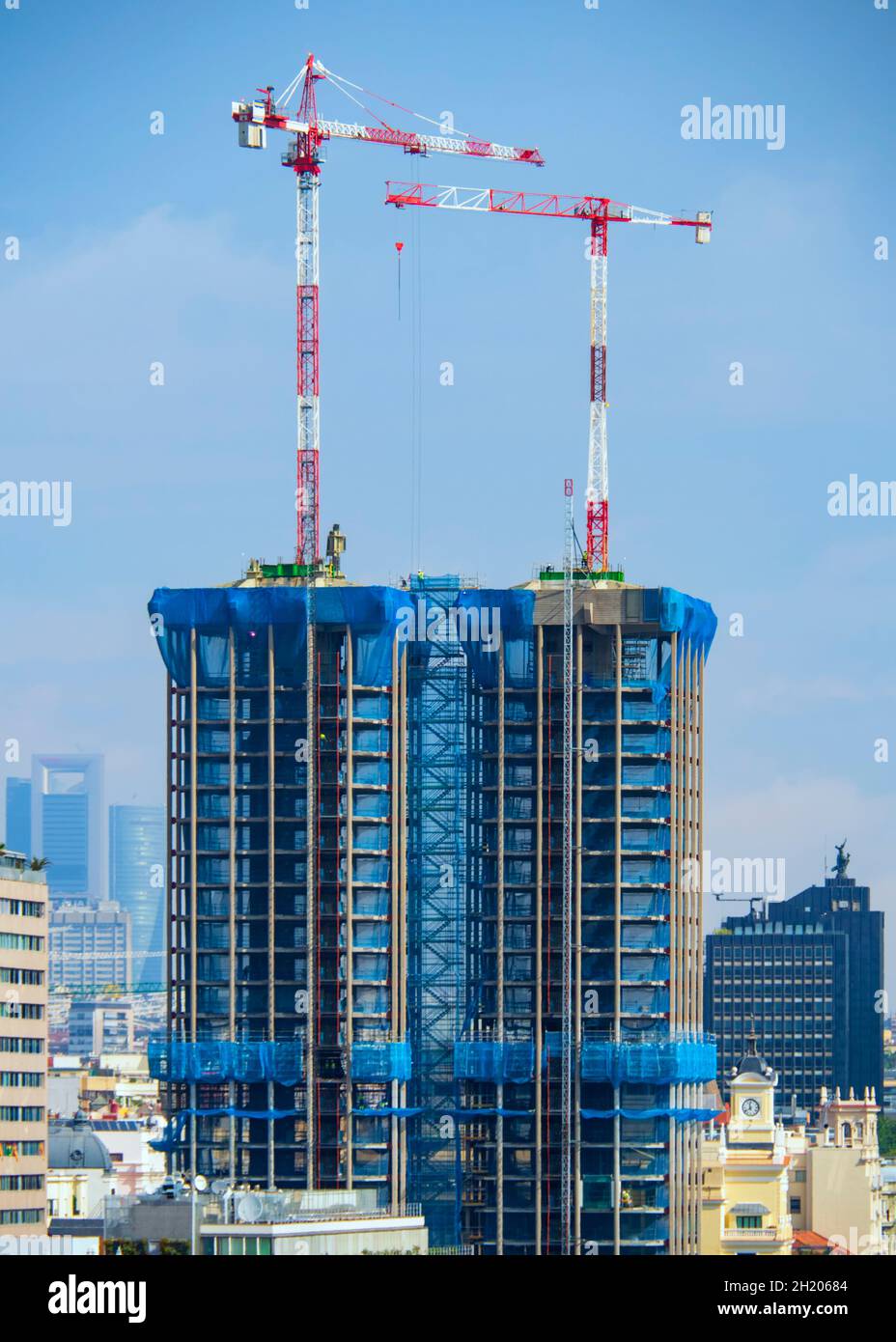 An der Plaza de Colon in Madrid werden zwei große Wolkenkratzer gebaut. Stockfoto