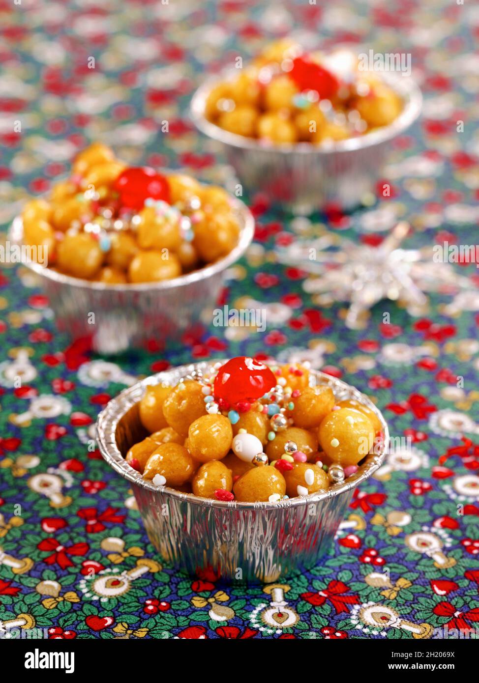 Struffoli di Natale (Weihnachtsbonbons aus Neapel, Italien) Stockfoto