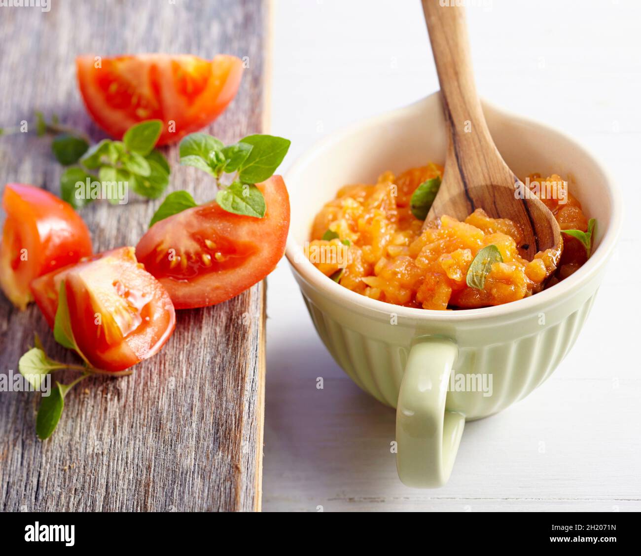 Einfache, schnelle Tomatensoße mit Orangano, Olivenöl, Weißwein und Cayennepfeffer Stockfoto