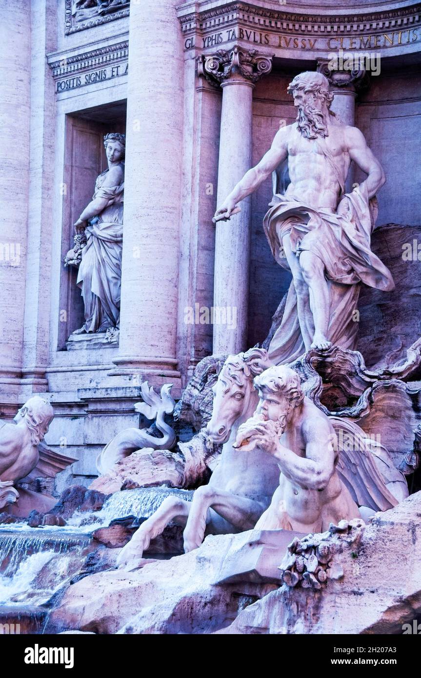 Oceanus, der griechische Gott des Meeres auf einem Muschelwagen am barocken Trevi-Brunnen in Rom, Italien. Stockfoto