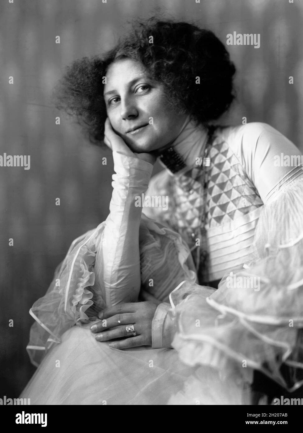 Porträt von Emilie Flöge in einem Reformkleid von Dora Kallmus, 1909. Flöge war Lebenspartner des Künstlers Gustav Klimt Stockfoto